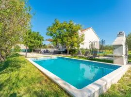 Cozy Home In Prkos With Jacuzzi