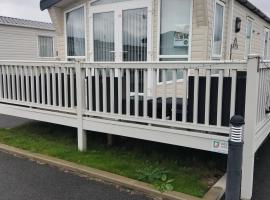 3 bedroom caravan, Rhyl, Edi Rita, Robin Hood, Pet Friendly，位于Meliden的酒店