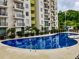 Apto en Ricaurte cerca a D1 y Ara con Piscinas en 1 Piso，位于里考尔特的酒店