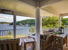 Lake of the Ozarks Haven with Decks, Dock and Kayaks!，位于Roach的酒店