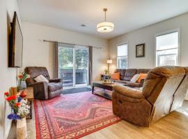 Mankato Getaway with Game Room and Salt Water Hot Tub!，位于曼凯托的酒店