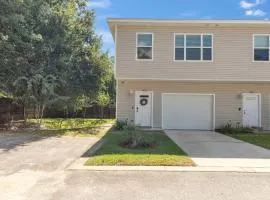Owl's Nest - Cozy Townhome Close to Beaches, Attractions & More!