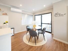 Convinient Cosy home with all around you!，位于Kelmscott的酒店