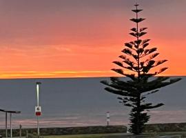 Moana Seaside Retreat - 2 Bedroom, spa , living area & pet friendly，位于Moana的酒店