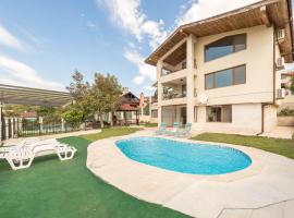 Villa Sineva - Pool, BBQ & Seaview，位于Fish Fish的酒店