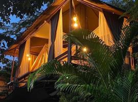 โดมอิงธาร บ้านสวนสราญชล，位于Ban Plai Nam (2)的豪华帐篷