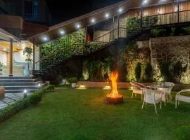Alaya Stays 3 BHK With Garden - Evaara Woods Breeze