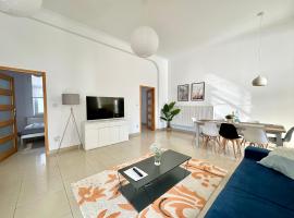 Komfortowy apartament z tarasem w pobliżu jeziora i G&oacute;r Sowich，位于别拉瓦的海滩酒店