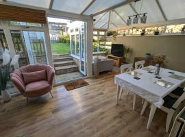 Modern 3B Eastbourne Retreat: Tranquil & Cozy Stay，位于伊斯特布恩的酒店