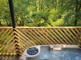 Goldcrest 3-Hot Tub-Woodland Lodges-Carmarthenshire-Tenby，位于卡马森的酒店