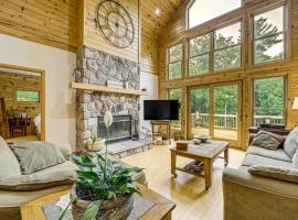 Stunning Riverfront Retreat in Northern Michigan!，位于凯迪拉克的酒店