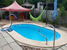 Los Fern&aacute;ndez，位于若雷吉贝里的带泳池的酒店