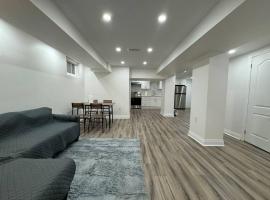 Spacious 2 Bedroom, 2 Bath Suite，位于多伦多的酒店