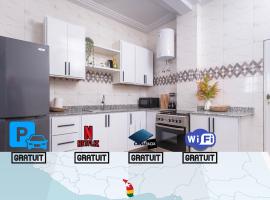 magnifique appartement, de deux balcons, très spacieux，位于Baguida的酒店