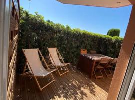 A 15 min de la plage, piscine, joli T2 Rénové，位于弗雷瑞斯的酒店