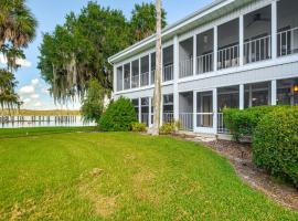 Walk to Pool Riverfront Welaka Condo with Boat Ramp，位于Welaka的酒店