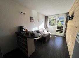 Résidence Les Melezes - Studio rénové avec parking extérieur · Accès pistes par navette MAE-1054，位于Champcella的酒店