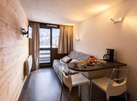 Résidence Les Melezes - Studio rénové & chaleureux · Accès pistes par navettes · Parking extérieur MAE-1104，位于Champcella的酒店
