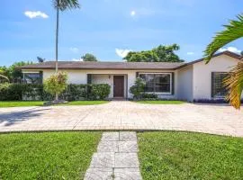 Pet-Friendly Home with Yard about 3 Mi to Zoo Miami!