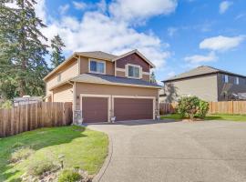 Family-Friendly Home with Patio and Garden in Everett!，位于埃弗里特的酒店
