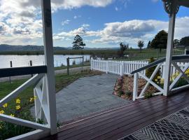 The Lake House, Highgrove- Quiet secluded comfort，位于Staverton的酒店