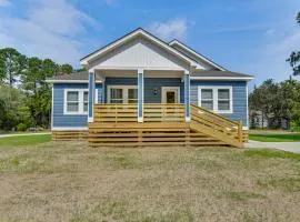 1 Mi to Dtwn Manteo Dog-Friendly Home with Deck