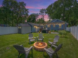 The Hideaway on Hazel- Luxury Smart Home w Hot Tub，位于埃姆斯的酒店