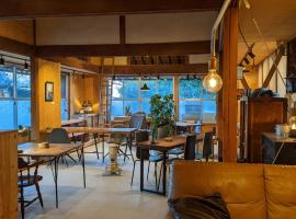 ゲストハウス コワーキングスペース kuzume Base TOMARUKU，位于Konan的酒店