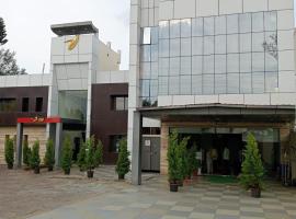 Hotel Varay Express，位于乌贾因的酒店