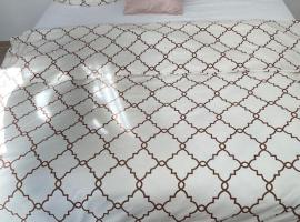 2 Zim helles KG Apartment，位于哈坦霍芬的酒店