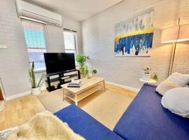 Stylish 3 Bed Apartment - Free Parking