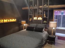 "BLACQ ROOM" Luxe, balnéo, sauna 50 nuances de grey，位于Boeschèpe的酒店