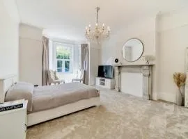 Freshly decorated 2 bedroom apartment 10 mins from Cotswolds Child Friendly Great location with plenty of nearby free parking freestanding bath and outdoor private terrace area
