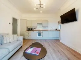 Freshly decorated apartment 10 mins from Cotswolds Child Friendly Great location with plenty of nearby free parking freestanding bath and outdoor private terrace area