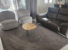 Island Breeze Villa，位于The Vale的酒店