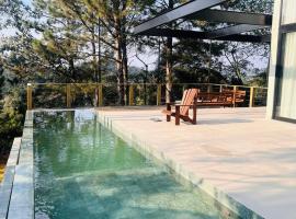 Paraíso em Rancho Queimado com piscina aquecida，位于兰舒凯马杜的酒店