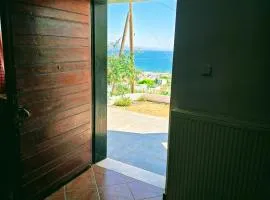 House Anatoli, big veranda with view, 11 km to airport