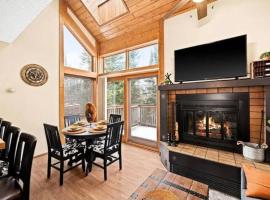 Ski-in Ski-out Townhome at Lutsen Mountain, Pool, Hot Tub, Fitness, Sauna and more!，位于卢森的酒店