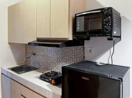 Stylish Studio Dave Apt Depok with Pool, WiFi, Netflix by 2ndHome，位于Pondoktjina Tiga的酒店