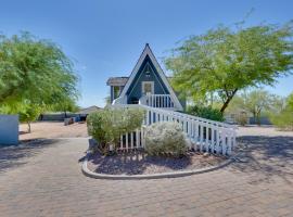 A-Frame with Patio and Mtn Views Arizona Retreat，位于阿帕奇章克申的酒店