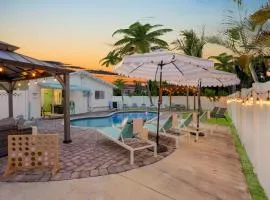 Stylish Pool Oasis-10 mins to Beach-Sleeps 10