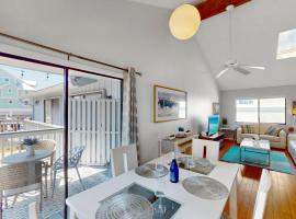 Beach Road Condo, Private Deck, Siesta Key Village and Beach Walkable，位于西耶斯塔岛的酒店