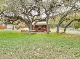 Cabana Luna Cabin with Deck, Swing and Fire Pit!，位于Rio Frio的酒店