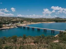 Pousada com suítes privativas e vista para o lago, em Capitólio, saída de passeio de lancha do local, restaurante e empório, 3 minutos dos canyons e 5 minutos cachoeiras, PAD