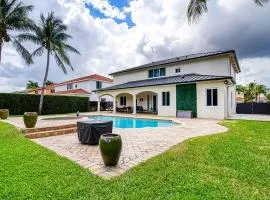 Luxury Tropical Living - 5BR w Backyard Pool Oasis