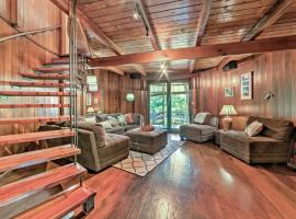 Tropical Cabana with Deck, Hot Tub and Lush Scenery!，位于凯阿奥的酒店