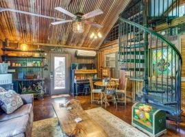 Lake Holbrook Waterfront Vacation Rental with Dock!，位于Mineola的酒店