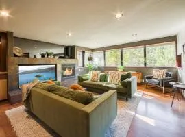 Spire Chalet at Alpine Meadows - 4BR W Hot Tub and Ski Shuttle