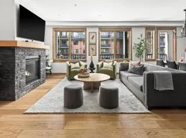 NEW Spacious MTN View Condo, PRIME location with Hot Tub, Free National Park Pass, Huge Patio, BBQ, Sleeps 7
