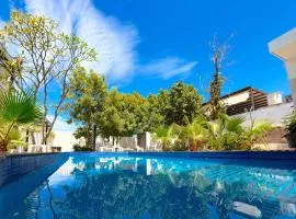 Commercial Zone Studios, Pool, BBQ and Beach 7 Blocks